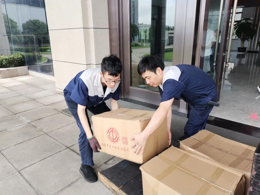 “夏日送清涼”，通力向生產(chǎn)一線員工分發(fā)市總工會夏日慰問品